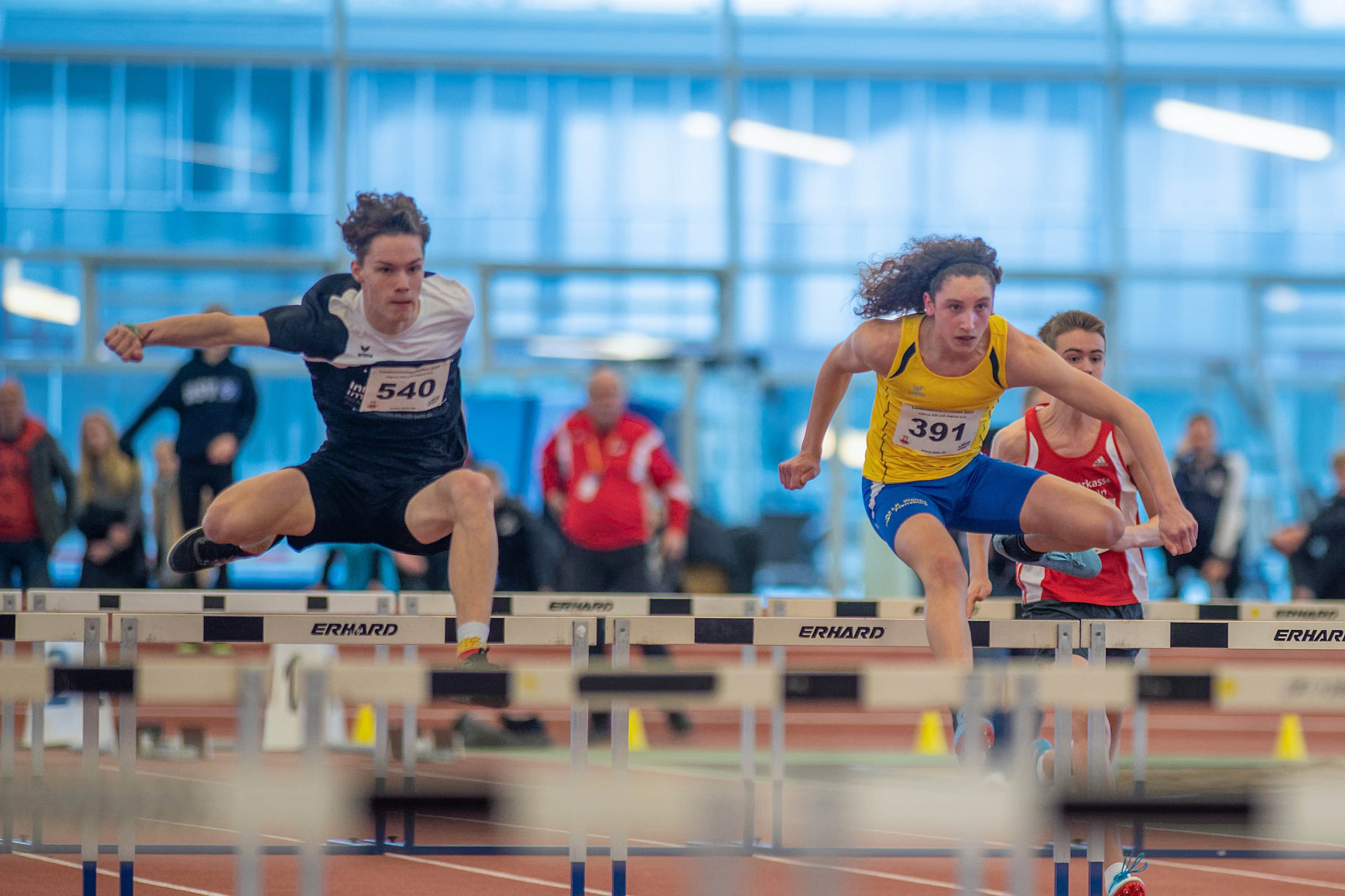 Luca Johannsen 2. Platz (TSV GlÃ¼cksburg 09 li.) und Loke Elias Sommer 1. Platz (LG Flensburg re.) Ã¼ber die 60 Meter HÃ¼rden